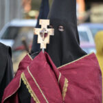 Lignum Crucis portado por un cofrade. Eduardo Vaquero. Foto-168-edu